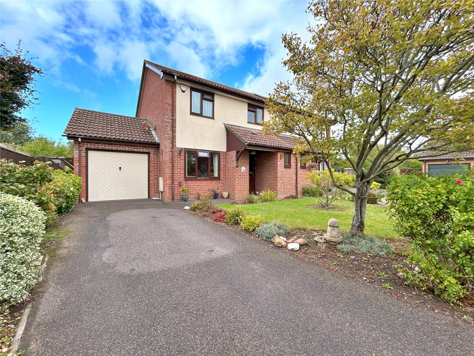 Clematis Close, Highcliffe, Christchurch, Dorset, BH23 4UE